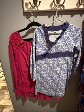 Bundle naartjie Kids/Tea 2 tunics: blue Floral Tea and Hot Pink naartjie